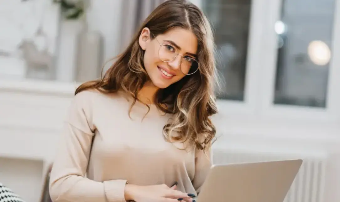 girl looking laptop 1